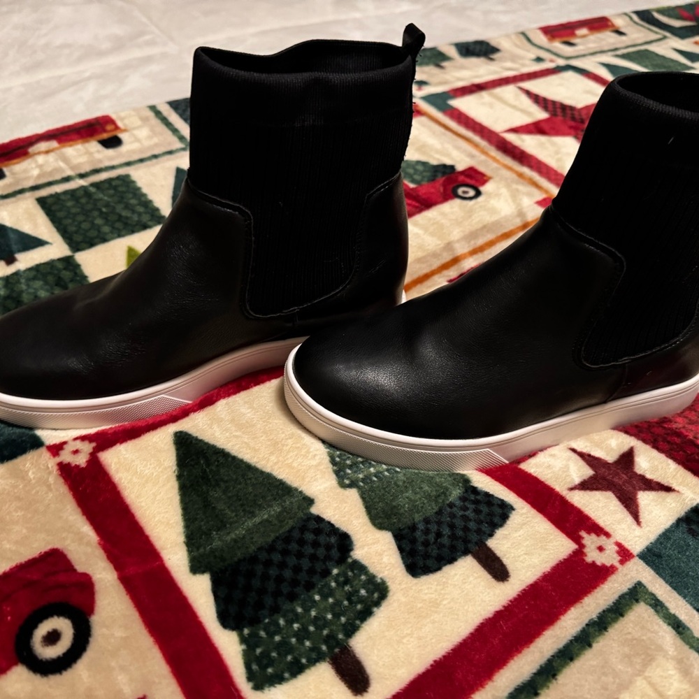 Women’s black booties